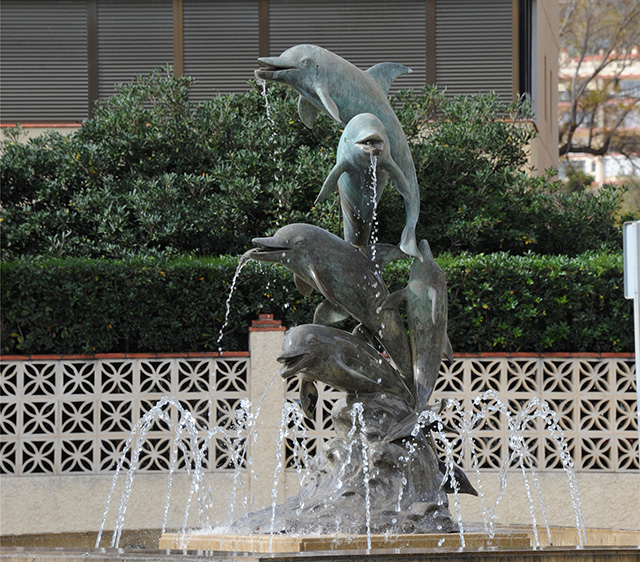 铸铜海豚雕塑.jpg