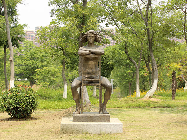 雕塑坐着的少女.jpg