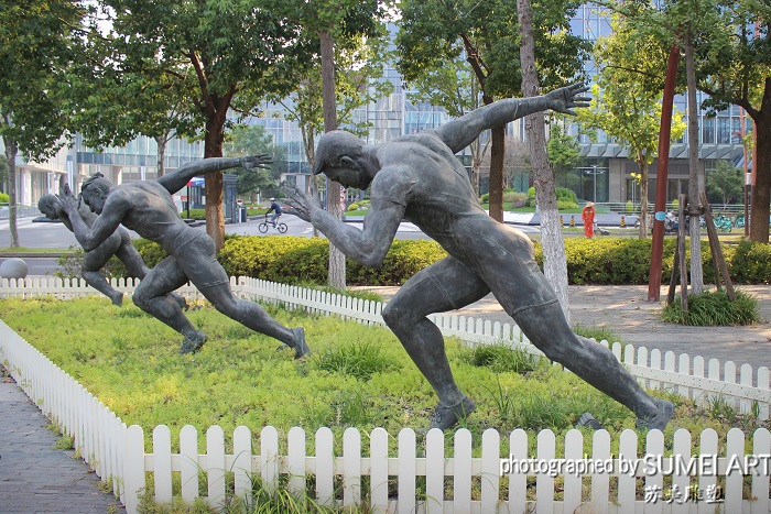 跑步运动雕塑.jpg