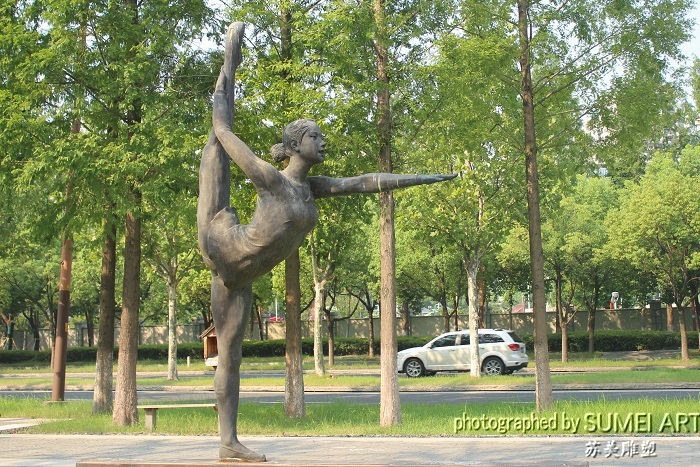 平衡木运动雕塑.jpg