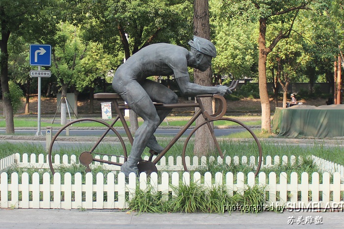 自行车运动雕塑.jpg