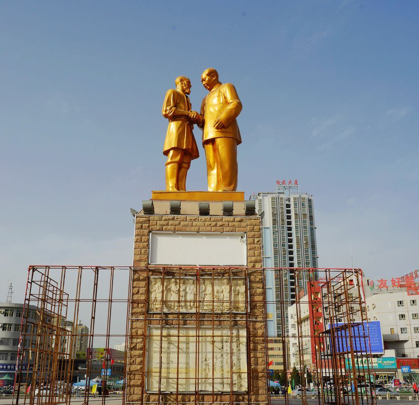 新疆和田团结广场毛主席接见库尔班铜像