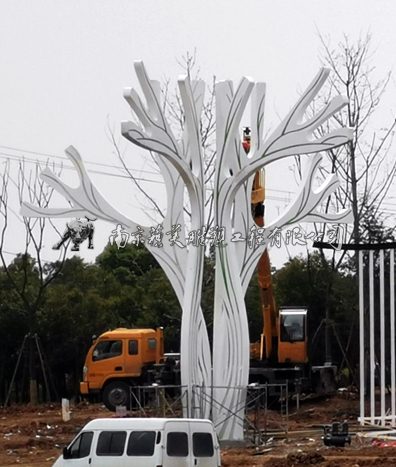 幸福树雕塑现场拼焊完成，对拼焊及吊装过程中产生的破坏进行处理